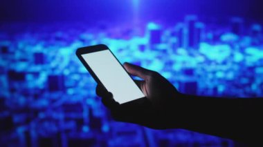 Mavi Şehir Dijital Arkaplanındaki Telefon Boş Ekranı 3D Rending Planı. Erkek El Tutma Model Cep Telefonu Etkileşimli İnternet Modern Uygulaması.