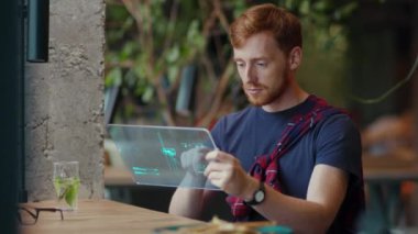 Holografik tablet tableti, internet iş adamı dijital yakışıklı bağlantı iletişimi kullanarak sosyal medya kullanıcı arayüzünü kafenin içinde yavaş çekim kullanarak kapat