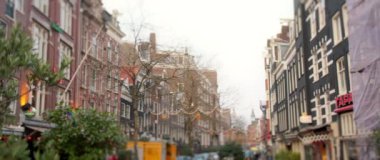 Amsterdam 'da çok güzel bir sokak sahnesi bulundu. Şenlikli ışıklarla süslenmiş büyüleyici binalar sergileniyor.