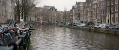 Amsterdam 'ın büyüleyici kanalları bisiklet ve klasik Hollanda binalarıyla doludur.