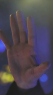 Renkli bokeh ışıkları sergilenen soyut bir tasvir. Rahatlatıcı, yumuşak bir odak ile kusursuz bir şekilde harmanlanmış.