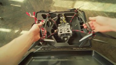 Koruyucu bir durumda insansız hava aracının detaylı bir görüntüsü, bileşenlerini ve daha iyi anlamak için düzenini gösteriyor