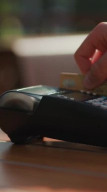 Bu, rahat bir ortamda ahşap bir masada zarif bir şekilde dinlenen klasik bir sabit telefon görüntüsü.