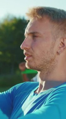 Bir atlet yoğun bir konsantrasyon ve olağanüstü bir güç gösterisi sergiliyor.