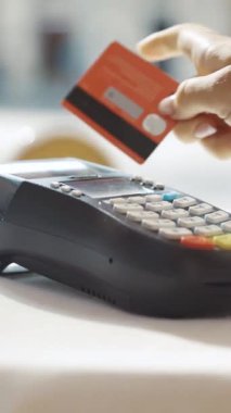 Çeşitli perakende veya yemek senaryoları için ideal modern ve gösterişli bir ödeme terminali.