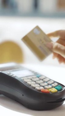 Kafe veya restoranda işlem için hazır bir ödeme terminalinin yakın çekimi