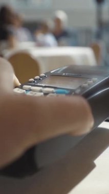 Zarafet ve sıcak, davetkar bir ortam sunan güzel bir yemek alanının yumuşak, bulanık perspektifi.