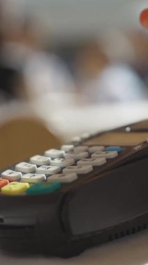 Kusursuz işlemler için tasarlanmış sayısal tuş takımını vurgulayan modern bir ödeme terminaline yakın plan
