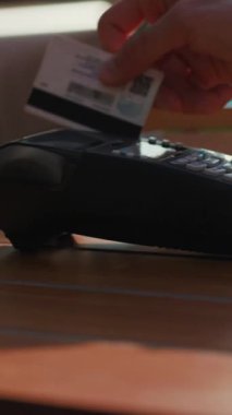 Ahşap bir masada dinlenen siyah bir telefonun yakın plan görüntüsü gündelik konuşmanın özünü yakalıyor..