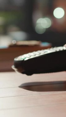 Yumuşak odaklı bir resim, kırsal bir tabloda, sıcak bir sabah güneşiyle aydınlanan bir kitabın pencereden yansıması.