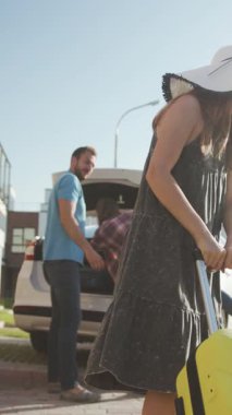 Neşeli bir aile birlikte harika vakit geçiriyor. Canlı, çağdaş bir yerleşim bölgesinde arabalarından eşyalarını çıkarıyorlar.