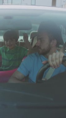 Çocuklarıyla arkada mutlu bir şekilde gezintiye çıkan bir baba, aile maceralarının özünü yakalıyor.