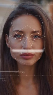 Huzurlu bir kadının portresi. Gözleri nazikçe kapalı. Sakinlik ve sükunet havası yayıyor.