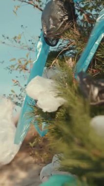 Çevre kirliliği kaygılarını vurgulayan, yeşillikle iç içe geçmiş çarpıcı bir plastik atık görüntüsü.