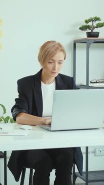 Dizüstü bilgisayarıyla meşgul olan bir kadın duygularını belli ediyor. Başlangıçta, düşüncelere daldı ve savunmasızlaştı, mücadelesini yansıttı.