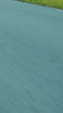 Bu video, sakin mavi suları, hafif dalgalarla sergiliyor. Açık yolda hızla ilerleyen bir arabanın canlandırıcı yakınlığına geçiyor. Doğayla macerayı harmanlıyor.