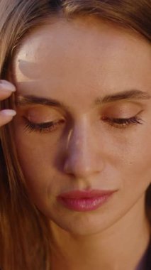 Bu video bir kadının duygusal yolculuğunu inceliyor, sakin bir yakın çekim ile başlıyor ve onun ışıl ışıl gülüşüne geçiyor, neşe ve bencillik sergiliyor.