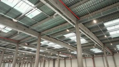 Yüksek çatılı şeyleri tutmak için büyük boş bir oda görüntüsü. İnsan yok. Büyük bina. İçeri gir. Modern tavanlı bir yer. Lojistik merkezi içeride. Geniş açık alan. Hiç kimse.