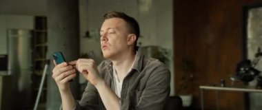 Bir insan, güneşli güzel bir pencerenin kenarında sessizce oturmuş, harika sakin bir atmosferi yakalıyor.