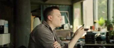 Bir insan, güneşli güzel bir pencerenin kenarında sessizce oturmuş, harika sakin bir atmosferi yakalıyor.