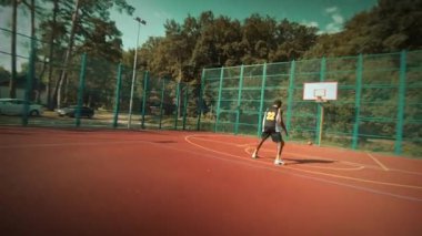 Kendini işine adamış ve hevesli genç bir basketbolcu sahanın dışında top sürme becerilerini özenle geliştiriyor.