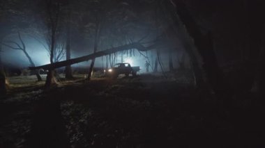 Sisli bir ormanda zırhlı araçla araç kullanırken çekilmiş bir robot resmi. Üniformalı bir asker şoförle konuşuyor, el kol hareketi yapıyor. Sonbahar. Gece vakti.