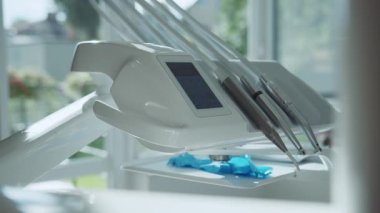 Modern kliniğin dişçi muayenehanesinde diş bakımı için özel tıbbi ekipman seti. Tıp ve sağlık hizmetleri kavramı. Kapalı