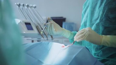 Doktor steril eldiven takıp hastaya dişçi muayenehanesinde anestetik iğne yapıyor. Kötü diş ağrısı. Tıp, sağlık hizmetleri konsepti. Klinikte. Kapalı