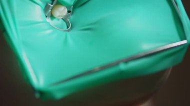 Modern klinikte diş dolgusu üzerinde çalışan dişçilerin görüntüleri. Sağlığa. Sabırlı ol. İşlem