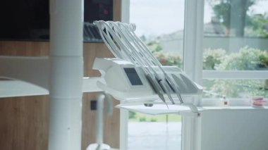 Beyaz minimalist diş kliniğini aletlerle kapatın. Modern ekipmanlar. Sağlık Hizmetleri