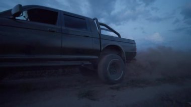 Akşam arabaları sahada yolda gidiyor. Arkadaki toz. Yol. Ulaşım