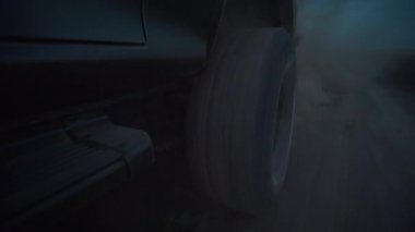 Ormandaki patikada araba tekerlerinin karanlık manzarası sürüyor. Arkadaki toz. Yol. Ulaşım