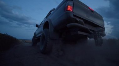 Sahada araba sürerken arkadan vurmuşlar. Toz al. Yol. Karanlık gökyüzü. Akşamları ulaşım