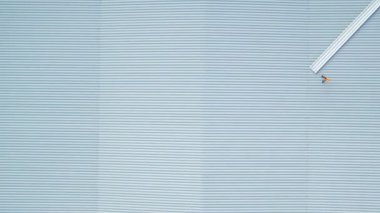 Bu minimalist tasarımın mavi ve beyaz çizgili desenleri var, çeşitli arka planlar ve tasarımlar için mükemmel.