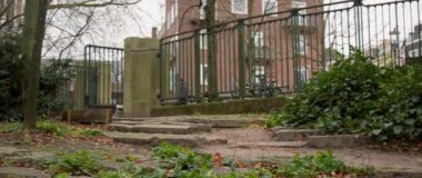 Hareketli bir şehir ortamının canlı ve gür yeşilliği arasında zarif bir taş yol esiyor.