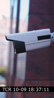 Bu modern güvenlik kamerası şehir ortamlarında yüksek kalitede güvenlik gözlemi için tasarlanmıştır.