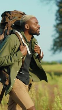 Sırt çantası takan bir adam doğanın çarpıcı güzelliği arasında maceranın gerçek ruhunu yakalar.