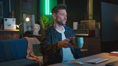 Bilgisayarın önünde oturmuş çay içen yakışıklı sakallı, düşünceli bir delikanlıyı vurmak. Evde çalışan zeki bir ekonomist. Akşam vakti. Uzaktan kumanda. Kapalı