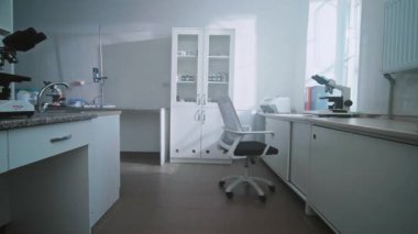 Mikroskoplu, cam test tüplü modern boş biyoloji laboratuvarının görüntüleri. Bilimsel ekipman çekimi. İzin günü. İçeride. İnsan yok. Araştırma laboratuvarı