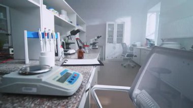 Boş laboratuvar mikrobiyologlarının çalışma alanlarına bakıyorum. Mikroskop. Biyoteknoloji. Enstrüman. Kimyasal