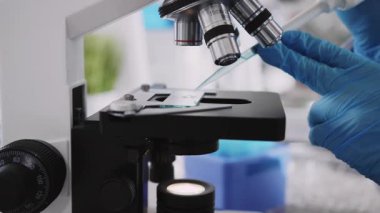 Laboratuvarda mikroskop kullanan bilim adamlarının ellerini kapatın. Bilim ve teknoloji. Testler. Tıbbi deney