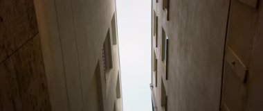 İki inanılmaz yüksek bina arasındaki engin gökyüzüne farklı ve benzersiz bir bakış açısı.