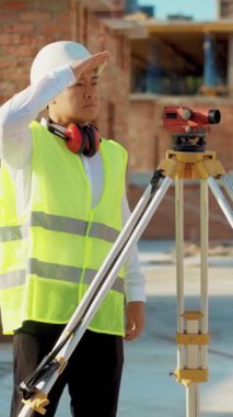 İşlek bir inşaat alanındaki tesviye ekipmanlarını titizlikle kullanan usta bir araştırmacı.