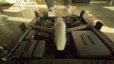 Bir İHA, anahtar bileşenleriyle birlikte korunmak için dayanıklı ve dayanıklı bir nakliye bavulunda güvenle saklanır.