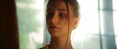 Portre stili çekici genç kadın ressam tuval üzerinde resim yapıyor gün ışığında sanat stüdyosunda fırça tutuyor. Rahatla ve sakinleş.