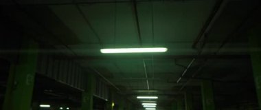 Geceleri yeraltı otoparkını kapatın. Endüstriyel iç mekan. Koyu ışık