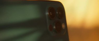 Hafif makro çekimde akıllı telefondaki üçlü lens kamerasında eğim-kaydırma lensleriyle hareket ederken...
