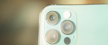 Makro mercekle akıllı telefondaki üçlü lensli kamerayla çekilmiş. Renkli ışık. Etrafta dolanıyorum.