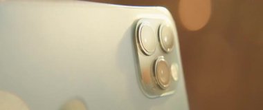 Makro görüntüyü akıllı telefondaki üçlü lensli kamerada eğim-kaydırmalı lenslerle görüntüle. Renkli ışık. Etrafta dolanıyorum.