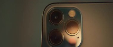 Makro görüntüyü akıllı telefondaki üçlü lensli kamerayla yakın çekim yap. Renkli ışık. Etrafta dolanıyorum.